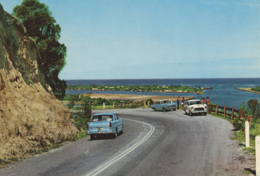 Postcard - Princes Highway Lakes Entrance, AFK International Publishers, 1970 c