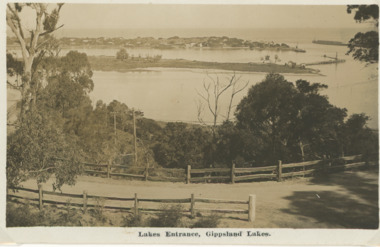 Postcard, H D Bulmer, Princes Highway Lakes Entrance Victoria, c1930