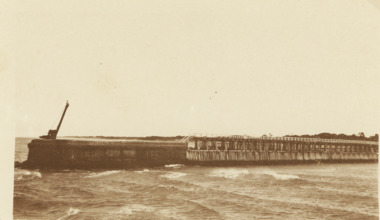 Postcard - Eastern Pier Lakes Entrance Victoria, 1920 c