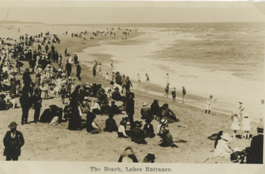 Postcard - People on  beach Lakes Entrance Victoria c1910, H D Bulmer, 1910 c
