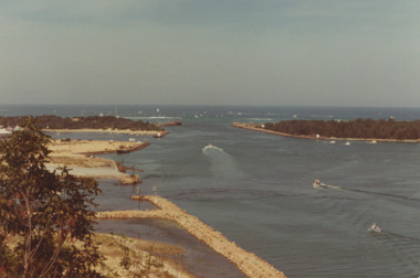 Photograph - The Entrance, Lakes Entrance Victoria. c 1979, G W Holding, 1/04/1979 12:00:00 AM