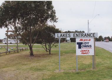 Photograph - Tidy Towns signs Lakes Entrance Victoria, Lakes Entrance Tidy Town Committee, 1990 c