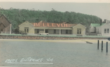 Postcard, H D Bulmer, Bellevue Guest House Lakes Entrance c1940, c1940