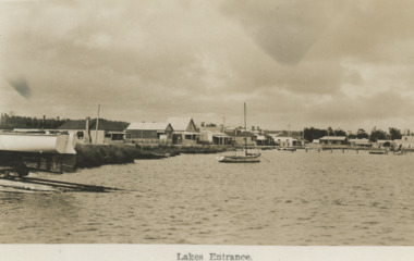 Postcard, H D Bulmer, Houses on Esplanade Lakes Entrance c1922, 1922