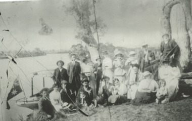 Photograph, Phillip Hancock, Howlett, Legg,  Froud,  Bly,  Brideson, Bull,  Bell, Thompson, Wilson Families on the bank of the Tambo River Gippsland Victoria, January 1915 c