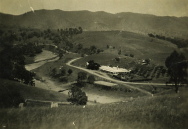 Postcard - Ensay Hotel, 1920c