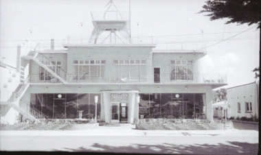 Photograph - Hotel Glenara Lakes Entrance, Bulmer, 1950 c