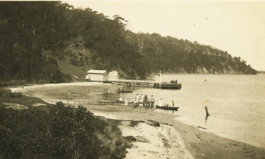 Postcard - Kalimna Jetty, Views of Kalimna Jetty Lakes Entrance, 1925 c