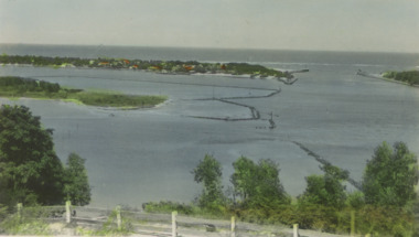 Postcard - The Entrance at Lakes Entrance, Murray Studios Gympy Qld, 1930 c