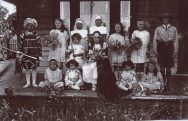 Photograph - Children on verandah of Barkes house on Esplanade Lakes Entrance c1920