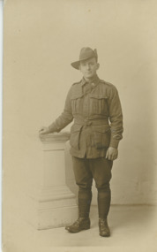 Postcard - WW1 AIF soldier, M and B Studio Glasgow, 1915 c