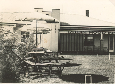Photograph - Robin Hood Inn Lakes Entrance Victoria c1940