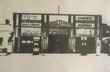Photograph - Kents Garage , Esplanade Lakes Entrance c 1945