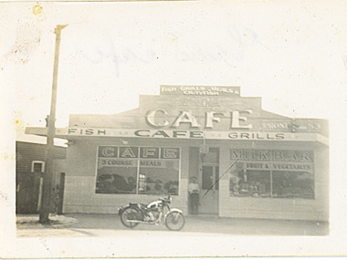 Photograph - El Ray Cafe - Esplanade Lakes Entrance