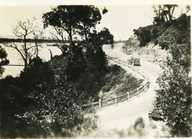 Postcard - Princes Highway at Kalimna.Lakes Entrance Victoria, 1937