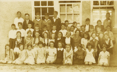 Postcard - Students at Lakes Entrance State School 1932, 1932