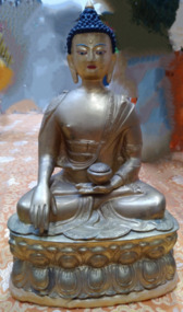 Image of Shakyamuni Buddha sitting statue