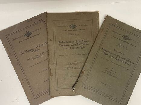 Books accompanying the Wood identification samples kit