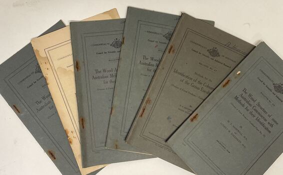 Books accompanying the Wood identification samples kit