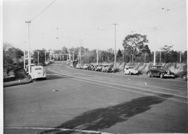 Photograph - Black and white print, Parking in Swan Street on Burnley Pruning Day, 7 June 1947