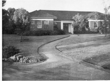 Photograph - Black and white print, E.M. Gibson, Plant Research Institute/Laboratory, Autumn 1947