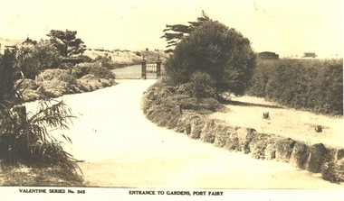 Curved gravel  path through to the entrance gates to the botanical gardens