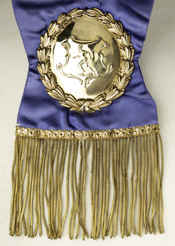 Detail-badge at bottom of sash