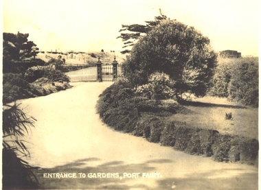 Black and white photograph of the pedestrian entrance to the Botanical Gardens