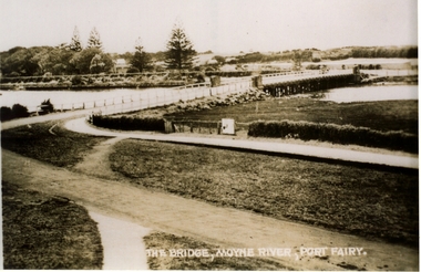 Black and white photograph of Traffic bridge over Moyne river from Gipps Street