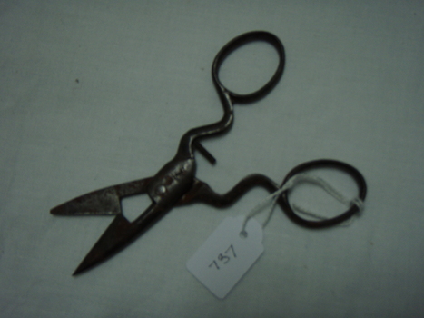 Scissors with wide blades and a brake between the two parts