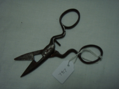 Scissors with wide blades and a brake between the two parts