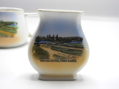 Souvenir - vase, IBC ROYAL SCENIC CHINA
