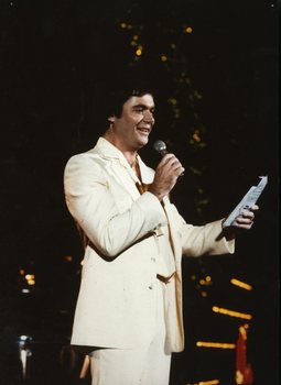 Daryl Somers on stage at Carols