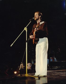 Franciscus Henri and guitar on stage