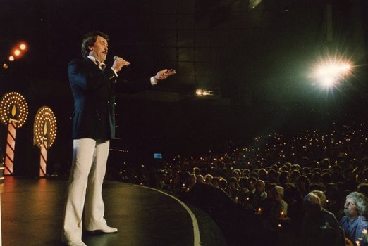 John Lidgerwood sings to the crowd at the front of the stage