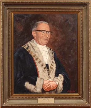 Man in mayoral robes and gold mayoral chain.