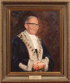 Man in mayoral robes and gold mayoral chain.