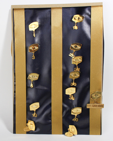Gold metal eye with hanging clasp