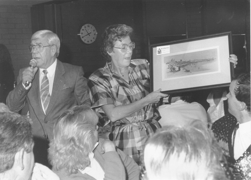 Lou Richards spruiks a painting at the auction