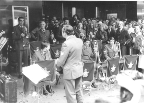 RAAF band preparing to play in Bourke St mall