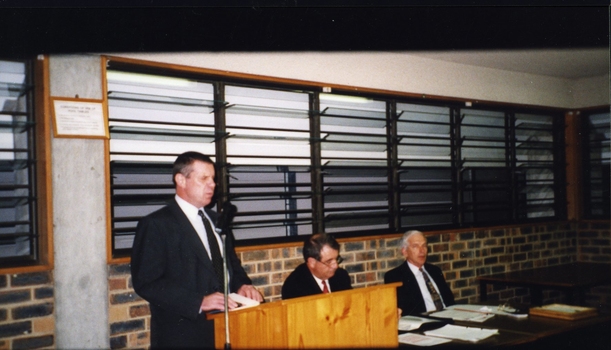 Bill Jolley speaking at the podium at Vision QLD