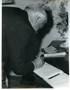 Sir Rohan signs the visitors book