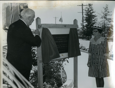 Unveiling the plaque to the Kitty Rose wing with Sir Rohan and Kitty Rose