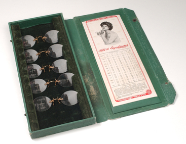 Canvas box which includes display models of different dimensions of pince nez 