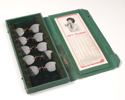 Canvas box which includes display models of different dimensions of pince nez 
