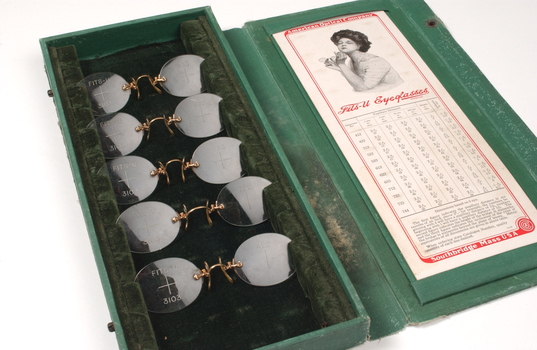 Canvas box which includes display models of different dimensions of pince nez 