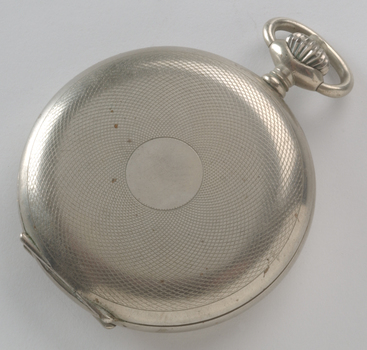 Outer case of watch with pattern and flat circle in centre