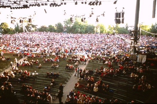 Crowds building at Sidney Myer Music Bowl