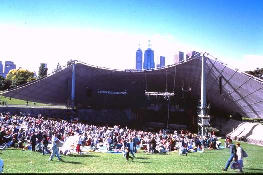 Crowds building at Sidney Myer Music Bowl