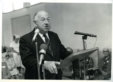 Sir Henry Bolte at the podium